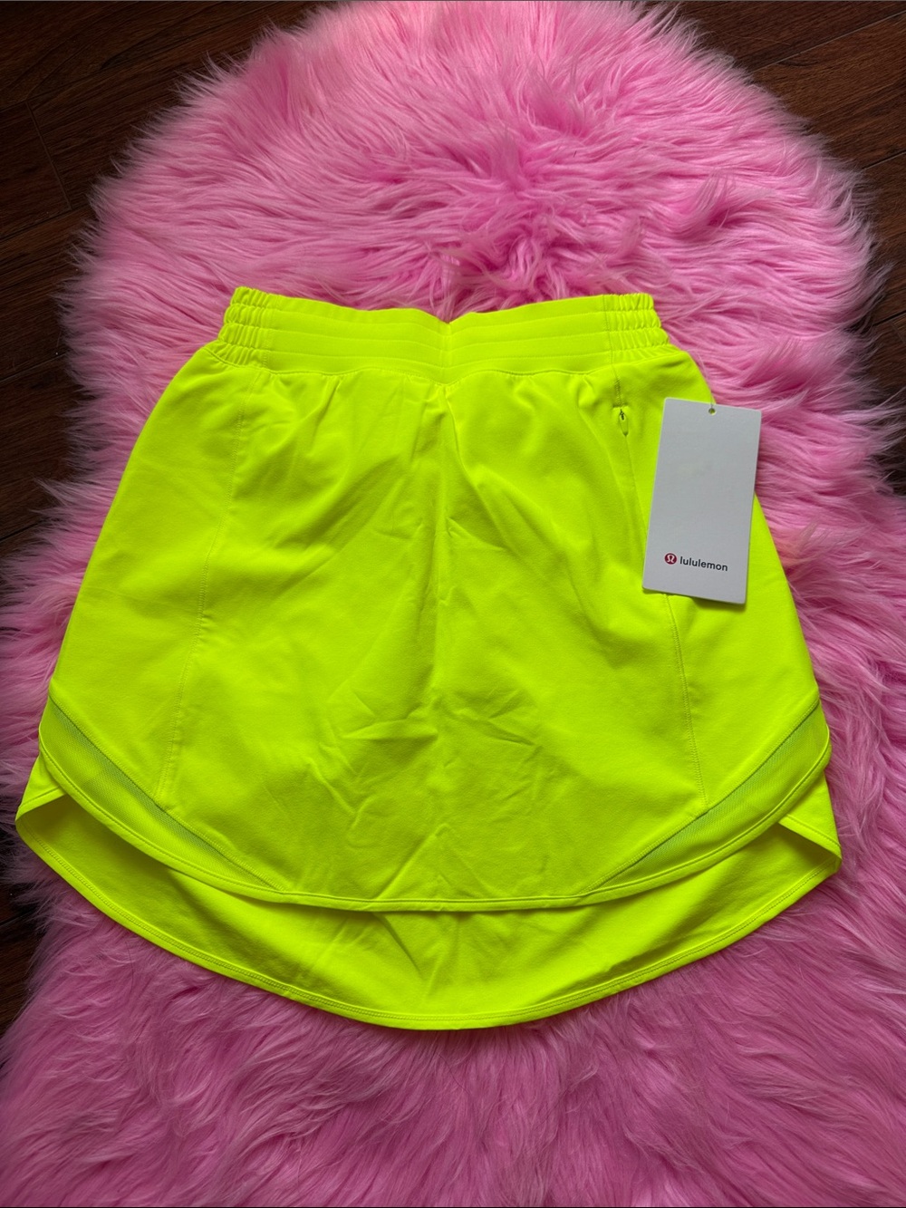 Lululemon Size 4 hotty hot HR skirt
*long, 4" liner length, highlight yellow